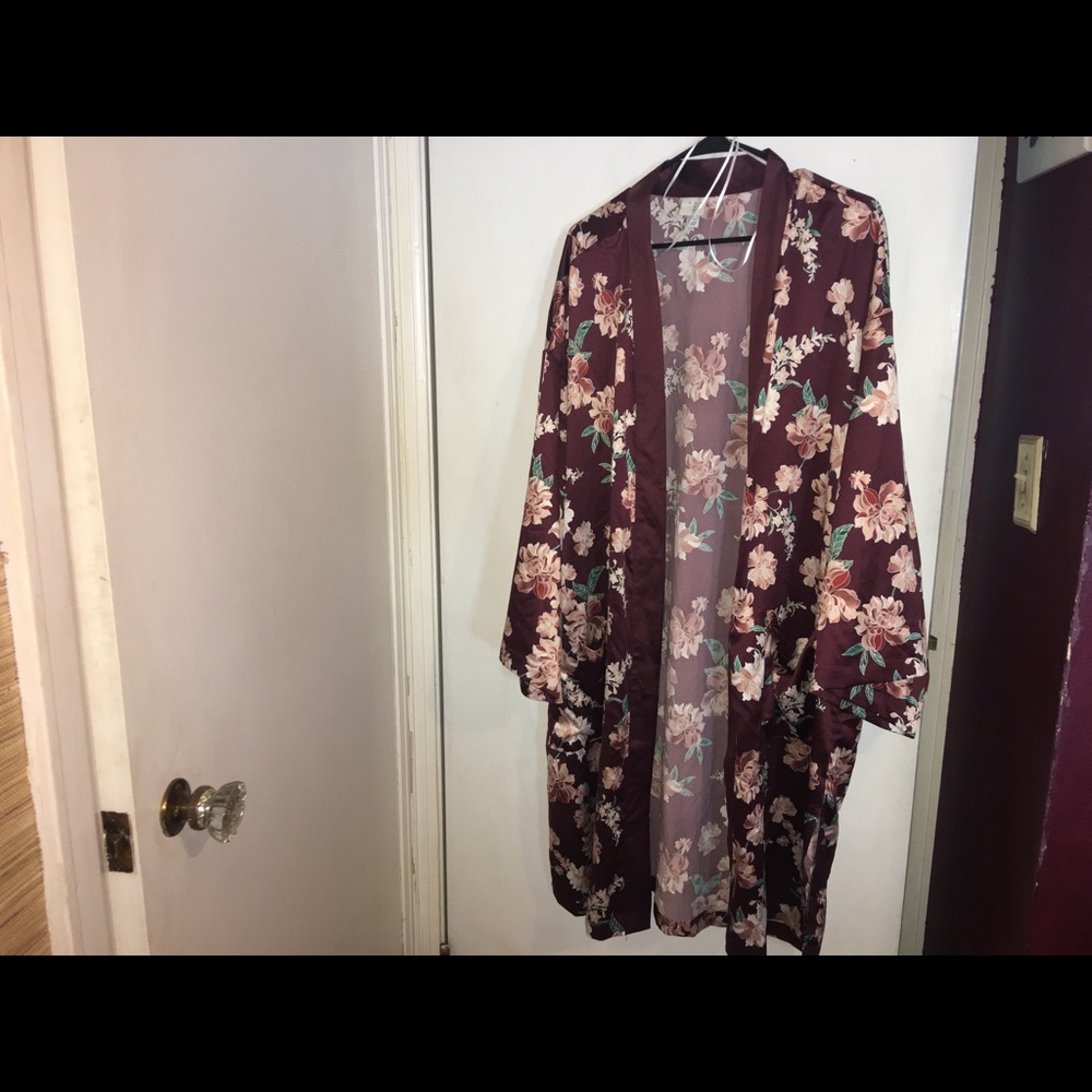 A New Day silky floral duster with pockets. - Picture 3 of 7